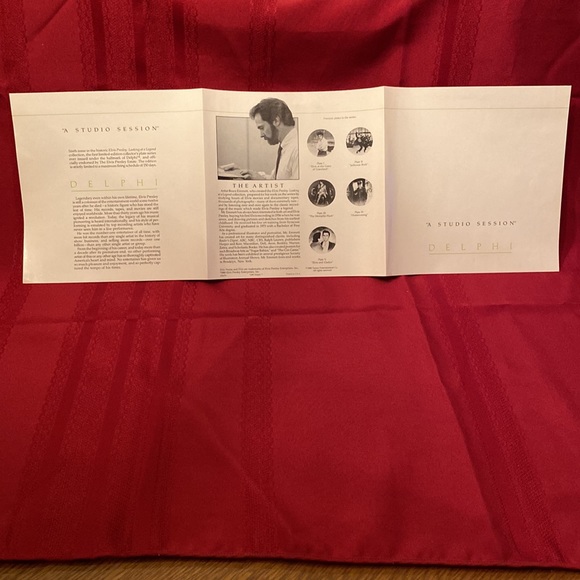 Elvis Presley: Looking at a Legend Delphi Collector Plate - 8 1/2” - Picture 5 of 7